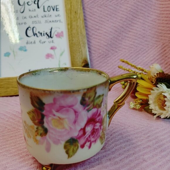 1950's Vintage Porcelain Tea Cup with 3 dainty feet, Hand Painted, Roses Design - Picture 3 of 7